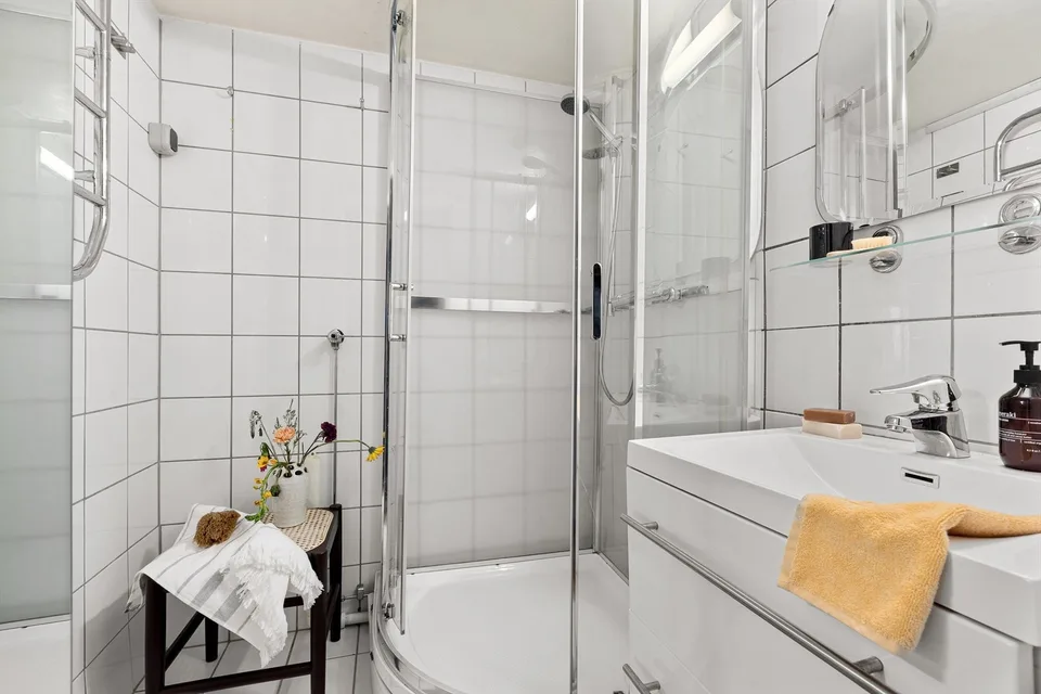 The Marienlyst bathroom before the full renovation with white tiles and shower enclosure