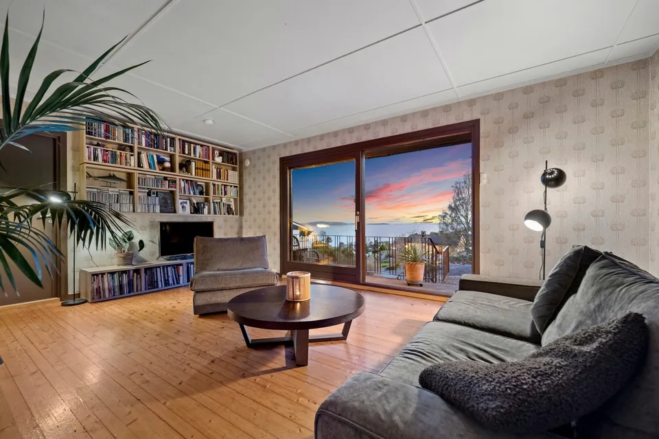 Living room with older parquet and wallpaper before renovation