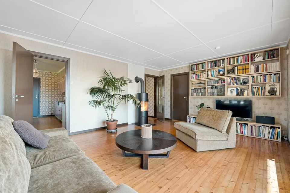 Living room opening towards a separate kitchen before renovation