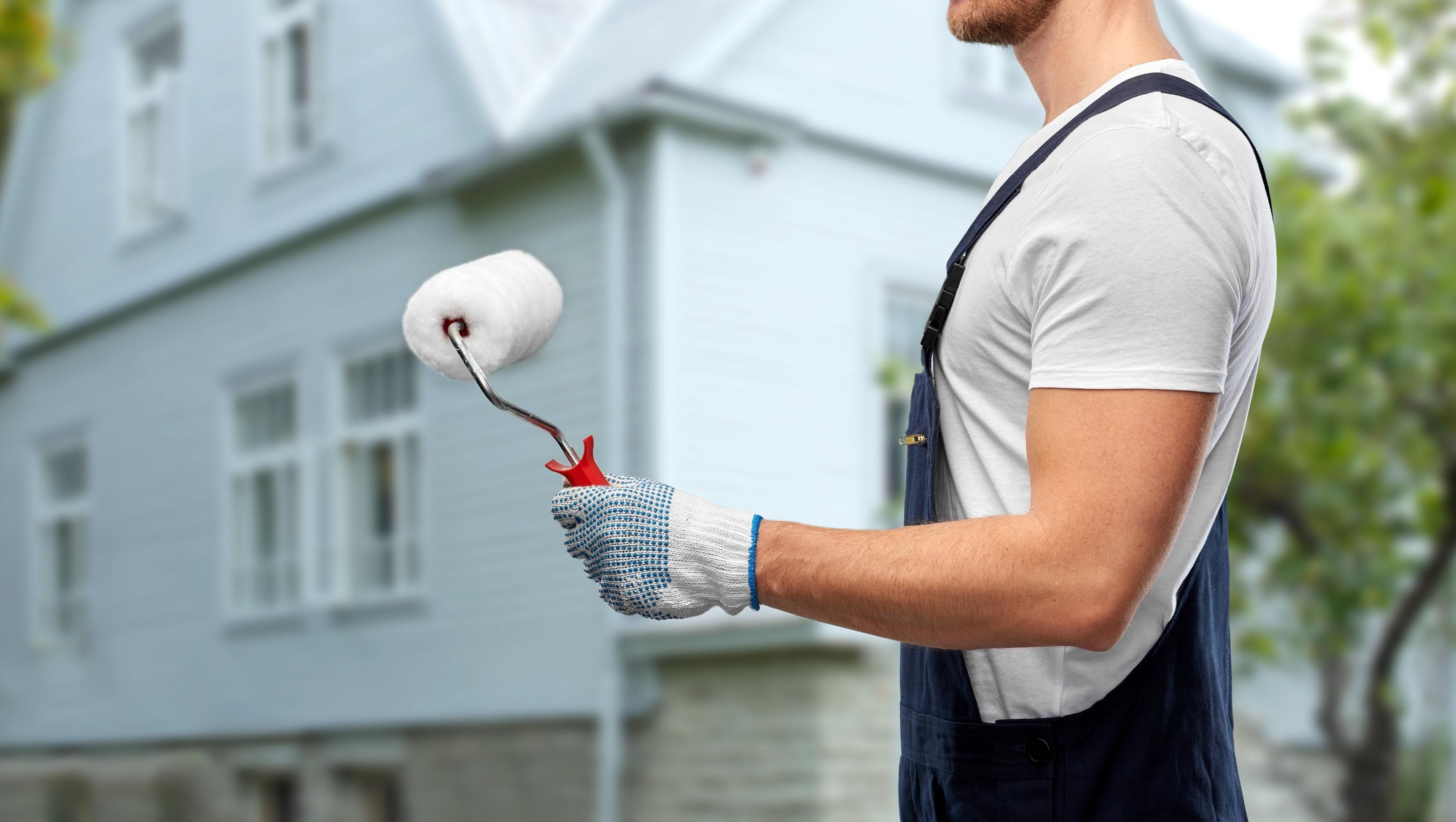 Mann holder malerulle